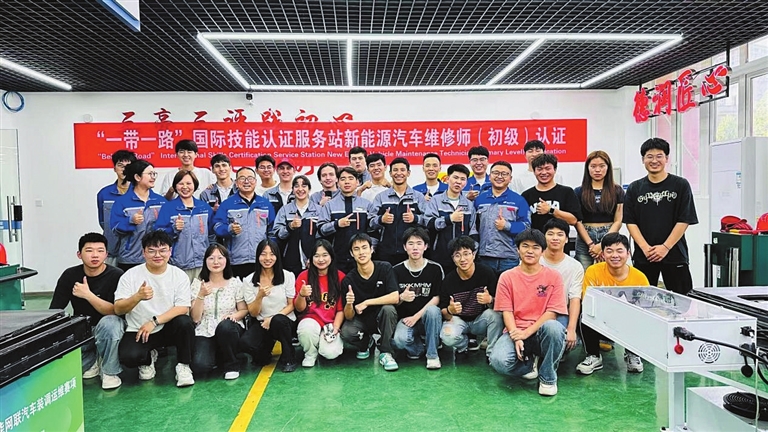 重慶城市職業學院 以“職教出?！睘橐?，驅動“渝車出?！本W絡技術服務新航程